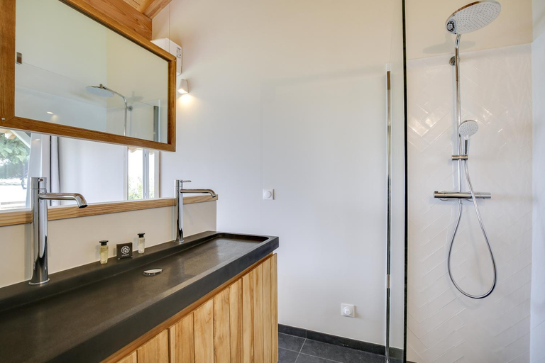 Bathroom, Villa Mimbeau, Gironde