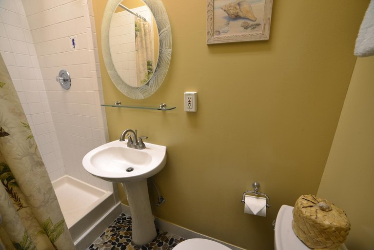 Bathroom 4, Wailuku Guesthouse, Maui