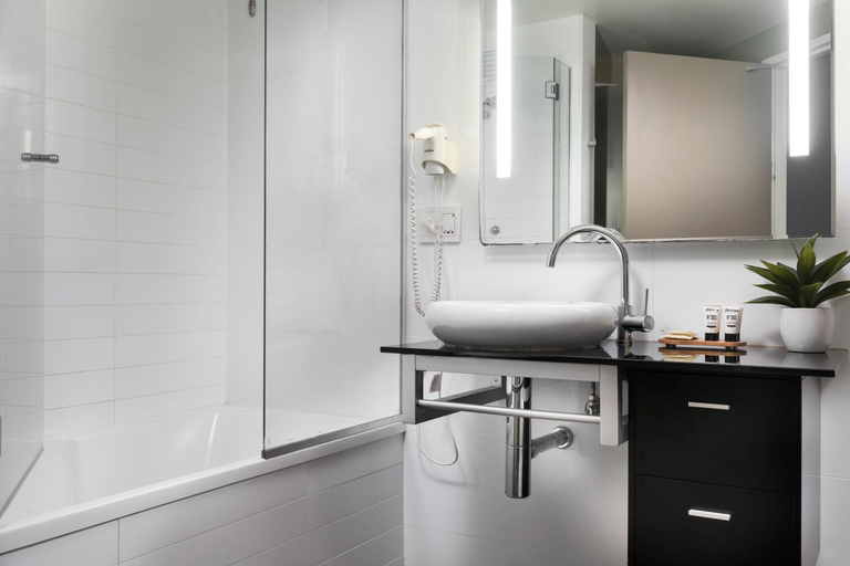 Bathroom 4, Grand Hotel and Apartments Townsville, South Townsville