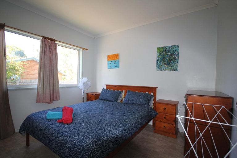 Others 4, CASTAWAY BEACH HOUSE- NO Parties - NO Pets, Miriam Vale