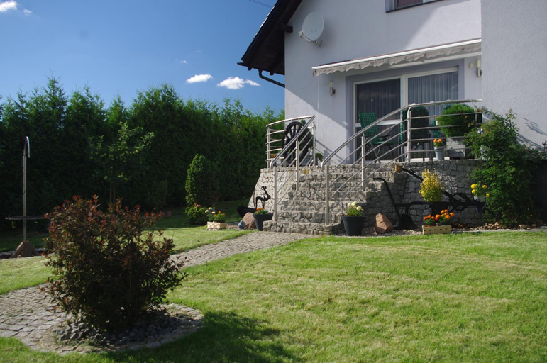 Others 4, Dom z widokiem na jezioro i domek nad jeziorem, Kartuzy
