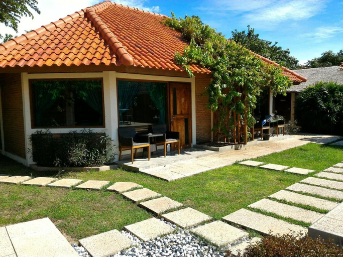 Exterior 3