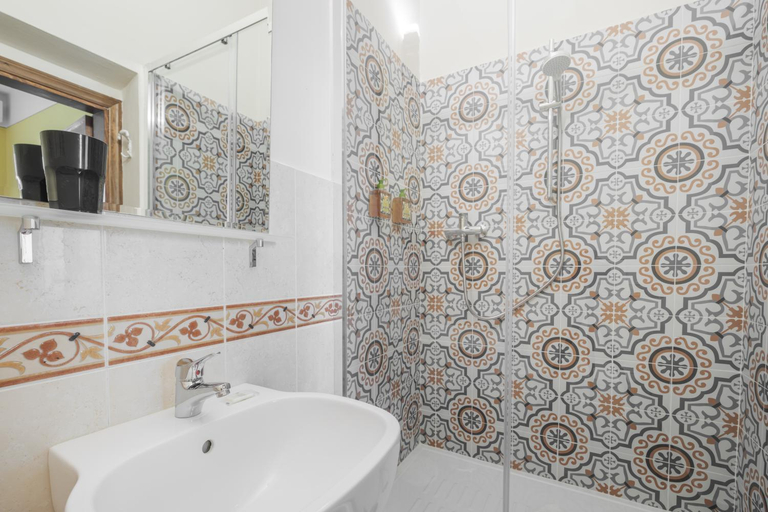 Bathroom 2, B&Beatrice, Florence