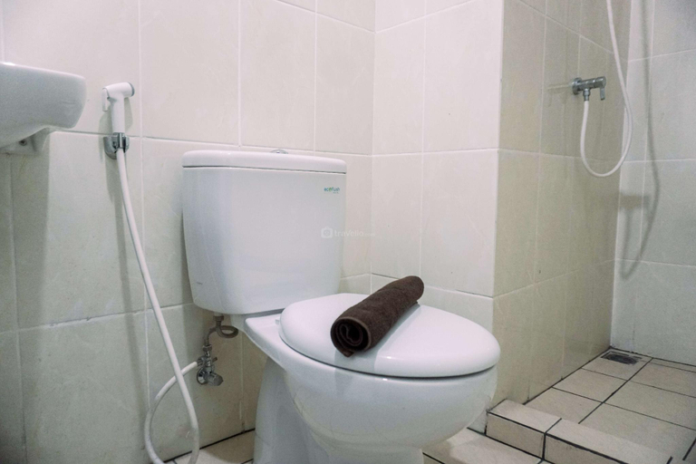 Bathroom 3, Modern 2BR at M-Town Residence By Travelio, Tangerang