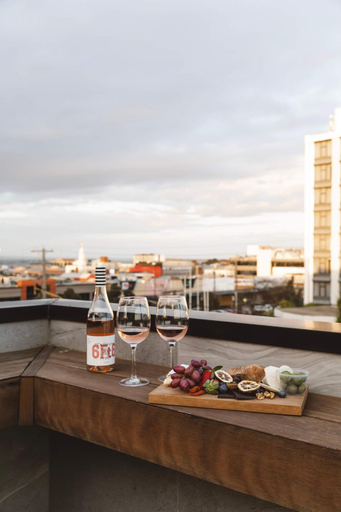 Food & Drinks, Timber Door Luxury Accommodation Geelong, Geelong