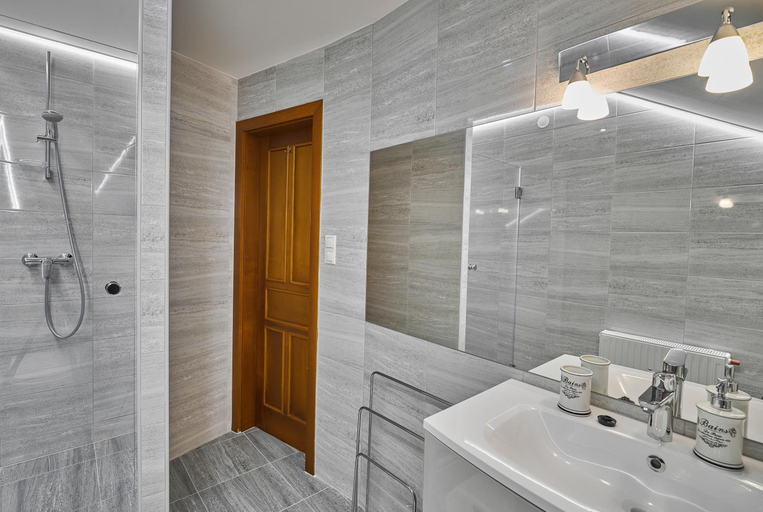 Bathroom 5, St Peter Vini, Komárno