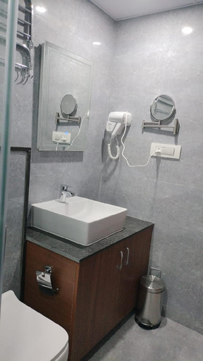 Bathroom 4, Hotel Eyrie Nest Bangalore, Bangalore
