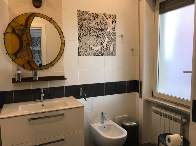 Bathroom 3, Il ramo d'oro, Napoli