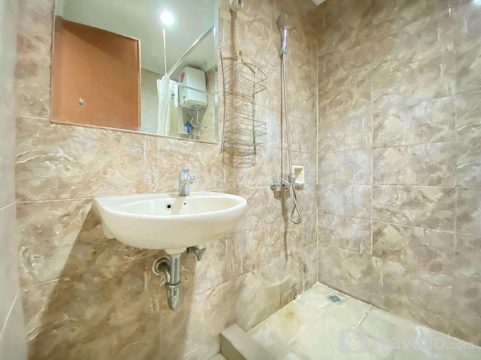 Bathroom 2, Cozy 2BR at Galeri Ciumbuleuit 1 Apt By Travelio, Bandung