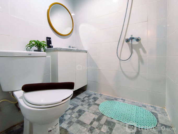 Bathroom 2, Nice 1BR with Extra Room Amartha View By Travelio, Semarang