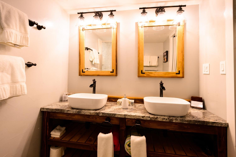 Bathroom 3, Alpen Way Chalet Mountain Lodge, Jefferson