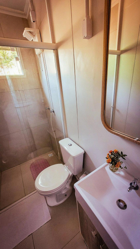 Bathroom, Pousada Jardim Encantado - Suites em Container na cidade do Cristo Protetor - Encantado RS, Encantado