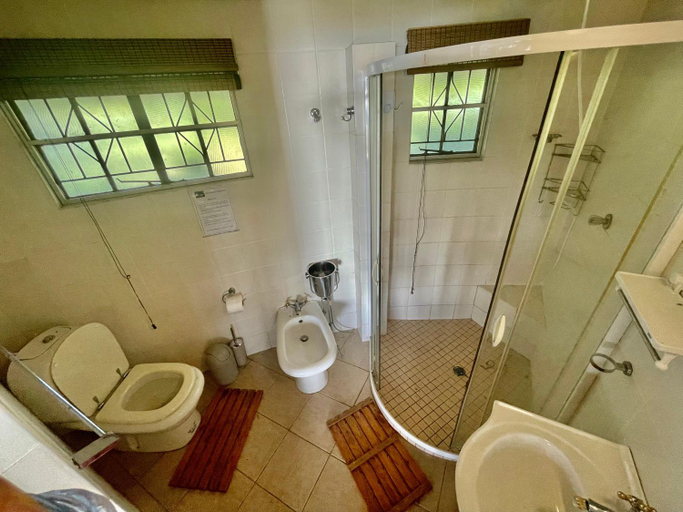 Bathroom 2, Nhambavale Lodge, Mandlakazi