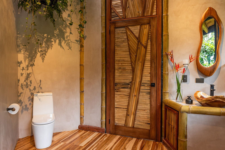 Bathroom 5, El Tigre Hideaway, Tilarán