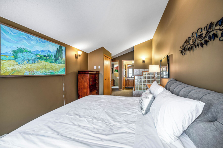 Bedroom 3, Fresh Tracks Retreat Ski In Out Hot Tub, Kootenay Boundary