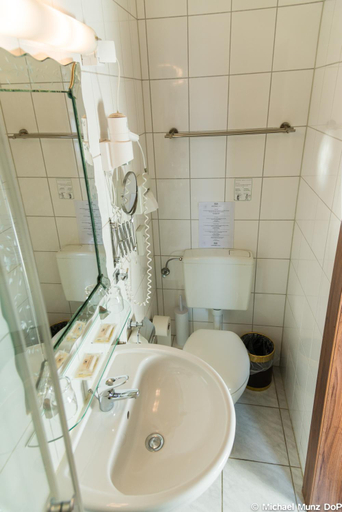 Bathroom 3, Hotel und Restaurant Lowenbrau Koln, Köln