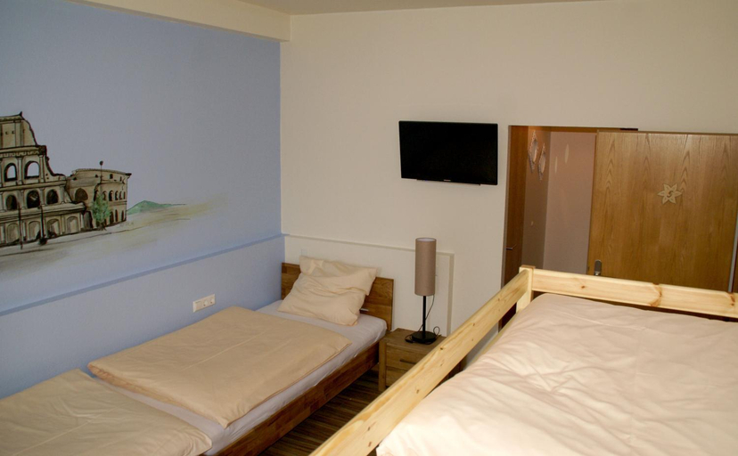 Bedroom 2, Romagna Mia - Hotel Ristorante Pizzeria, Neu-Ulm