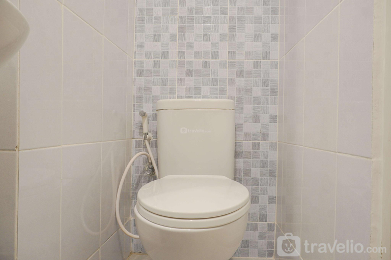 Bathroom 3, Cozy Studio Room Tokyo Riverside PIK 2 By Travelio, Tangerang