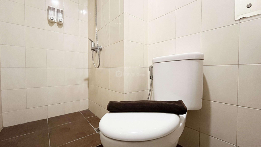 Bathroom 4, Best Price 2BR Vida View Makassar By Travelio, Makassar