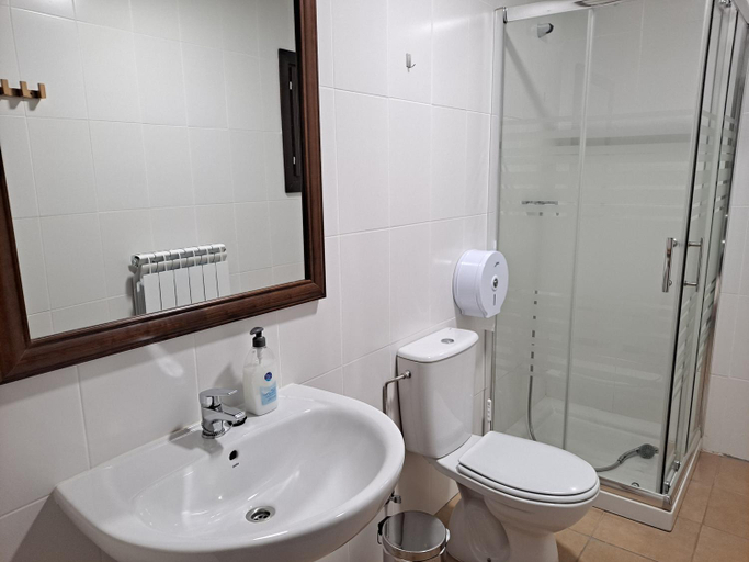 Bathroom 5, Albergue de Benabarre, Huesca