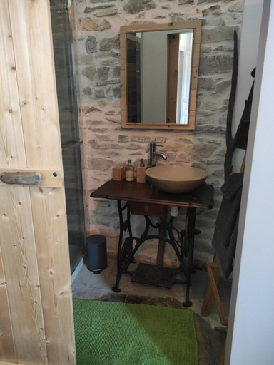 Bathroom, La Vigneronne des Costieres, Gard