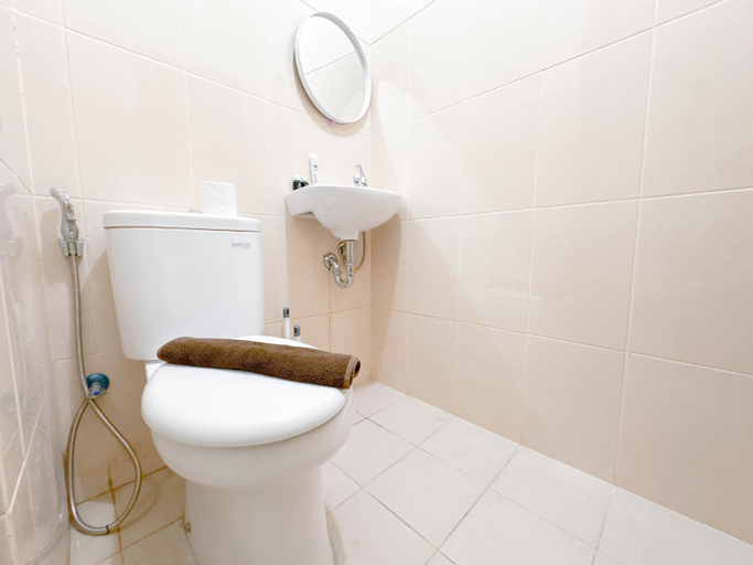Bathroom 5, Best Location and Comfortable 2BR at Bale Hinggil Apartment By Travelio, Surabaya