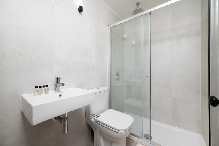 Bathroom 2, 190 Northolt Road - Campus Accommodation, London