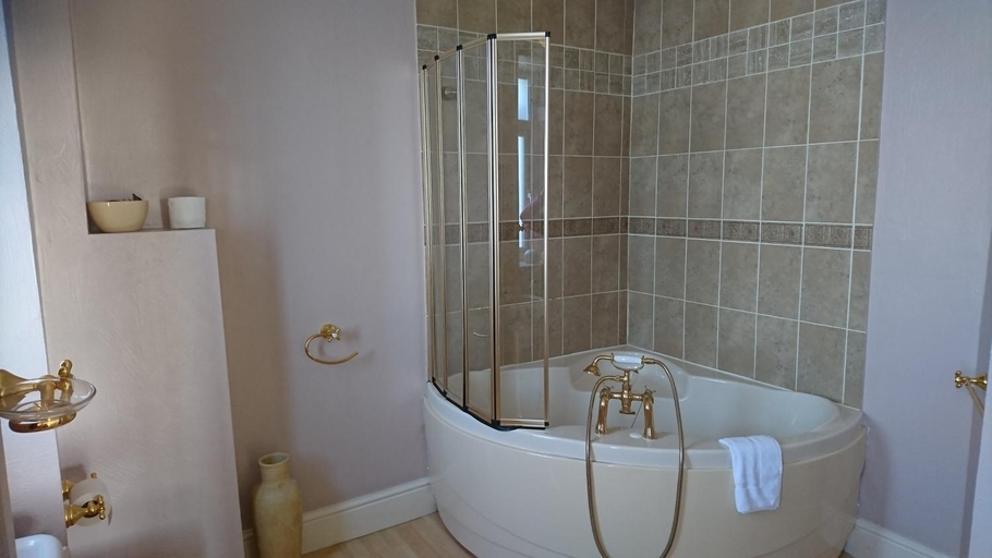 Bathroom 3, Cadwgan House Hotel, Gwynedd
