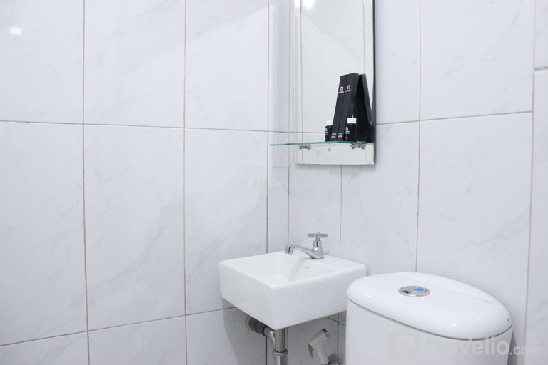 Bathroom 3, Simply Studio at Grand Asia Afrika Apt By Travelio, Bandung