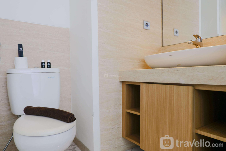 Bathroom 5, Best Studio with Jacuzzi at Art Deco By Travelio, Bandung