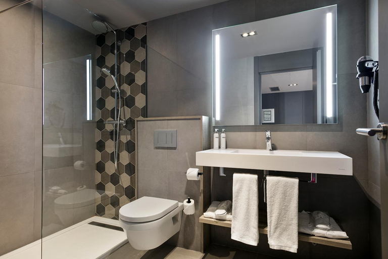 Bathroom 4, Upper Diagonal, Barcelona