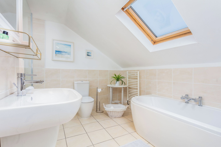 Bathroom 2, The Bradshaw - Donnini Apartments, South Ayrshire