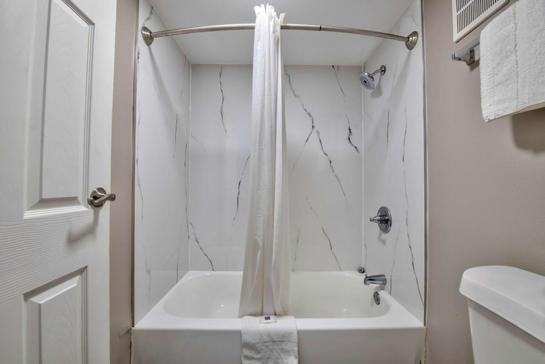 Bathroom 4, Studio 6 Jackson, MS - I-55, Hinds