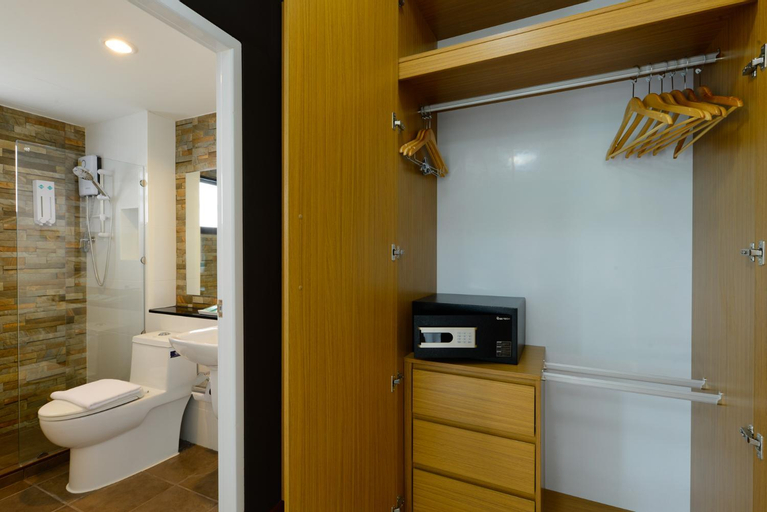 Bathroom 13