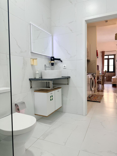 Bathroom 3, Charming Stone Wall Apt with Metro AC in Central Porto, Porto
