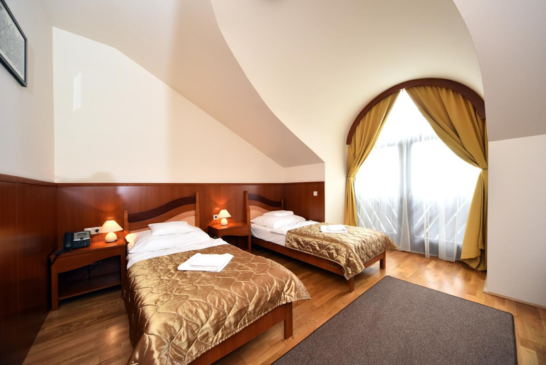 Others 5, Hotel Kumania, Karcag