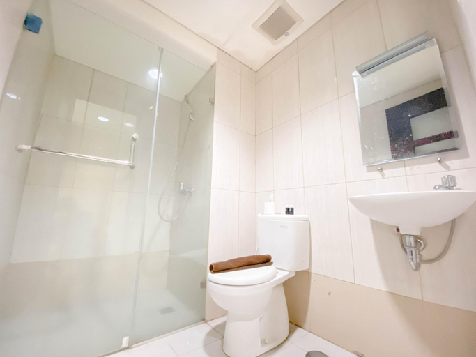 Bathroom 5, Well Designed Studio at Tamansari La Grande Apartment By Travelio, Bandung