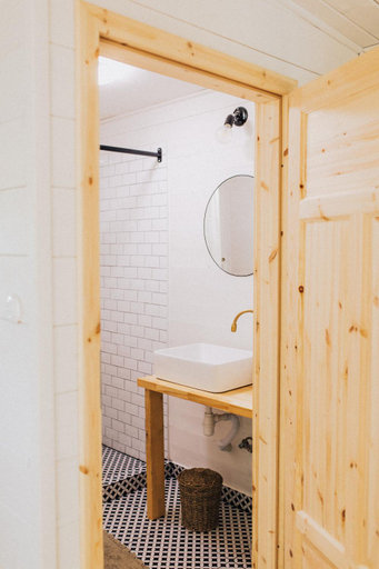 Bathroom, Domek w drzewach w Siedlisku Polanka, Mińsk