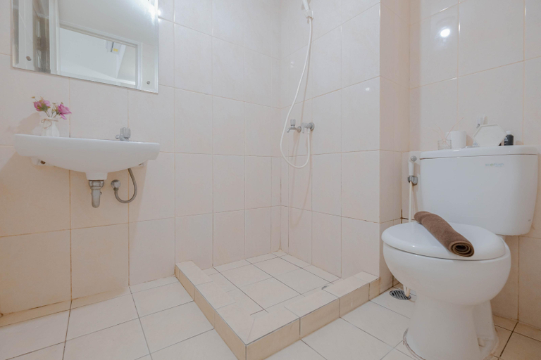 Bathroom 5, Comfy and Restful Studio at Springlake Summarecon Bekasi Apartment By Travelio, Bekasi