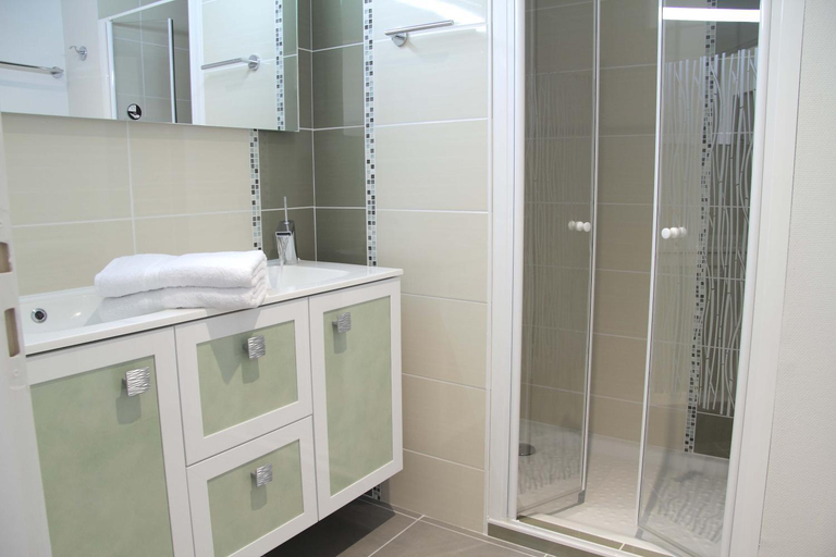 Bathroom 2, West Appart' Hôtel, Deux-Sèvres