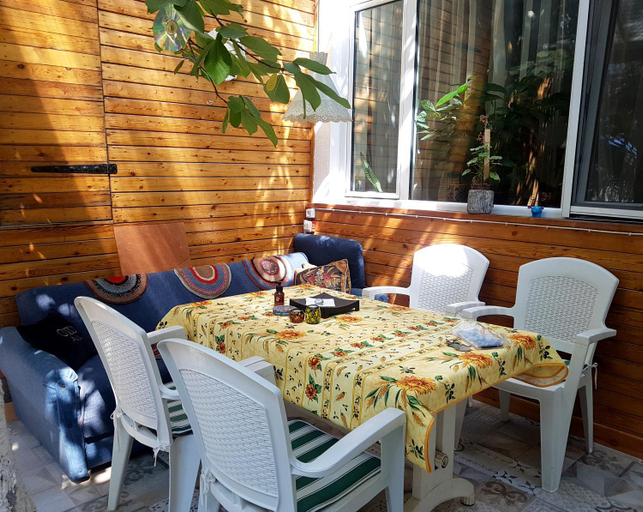 Others 5, Armine's B&B