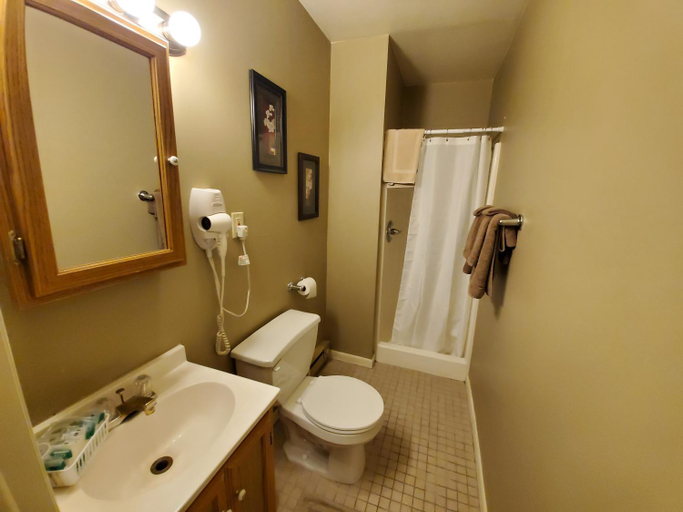 Shower 3, Lakewood Lodge & Restaurant, Wayne