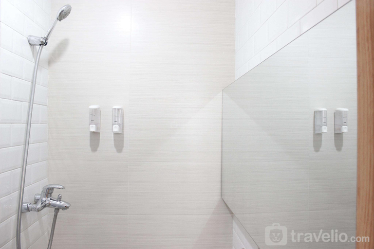 Bathroom 2, Classic 2BR @ Gateway Pasteur Apt By Travelio, Bandung