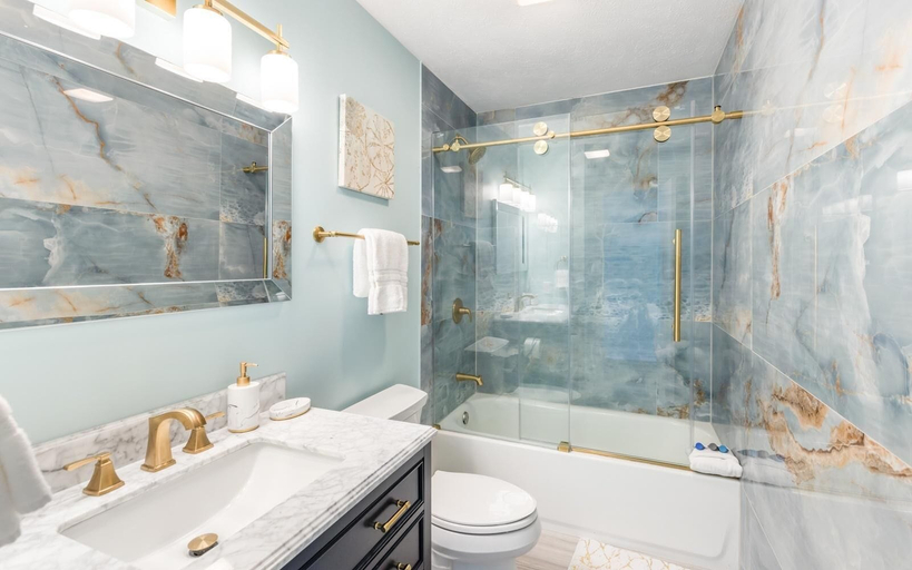 Bathroom 4, Blue Dolphin, Walton
