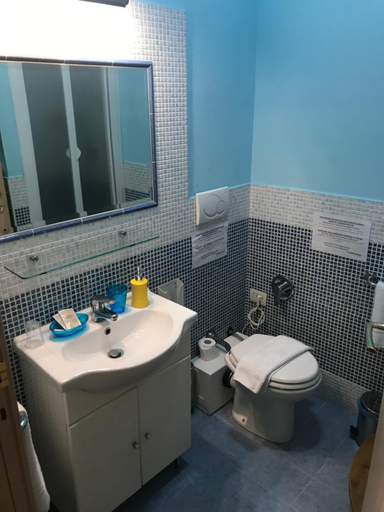 Bathroom 3, 21 Aprile Accommodation, Roma