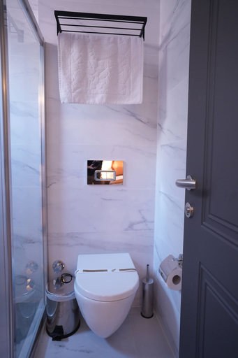 Bathroom 5, Keeper, Fatih
