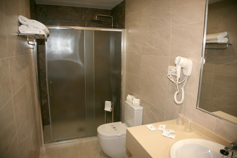 Bathroom 5, Hostal Restaurante Grela, Jaén