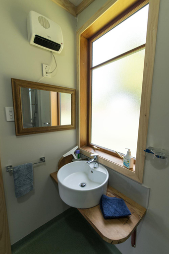 Bathroom 2, Smylies Accommodation, Selwyn