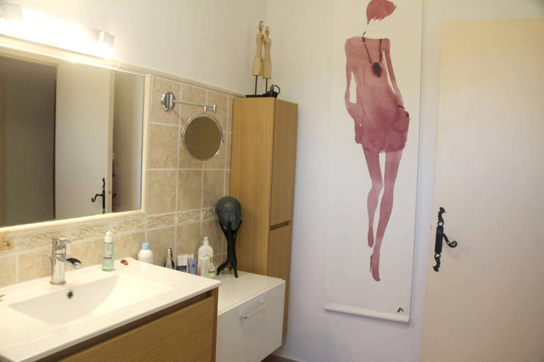 Bathroom, Villa elegante a Saint-Raphael avec piscine partagee, Var