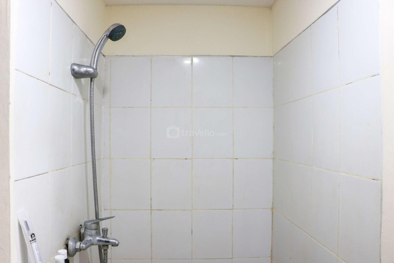Bathroom 2, Comfy Studio at Jarrdin Cihampelas By Travelio, Bandung